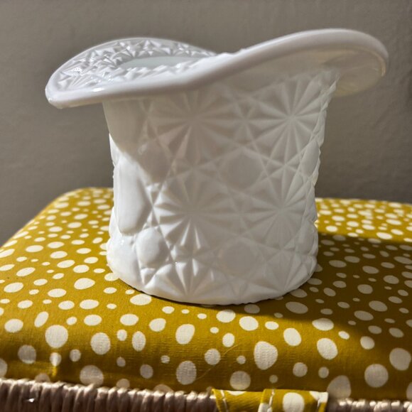 🎩 Vintage Fenton Milk Glass Top Hat Toothpick Holder – Classic Elegance! 🤍 - Picture 2 of 4